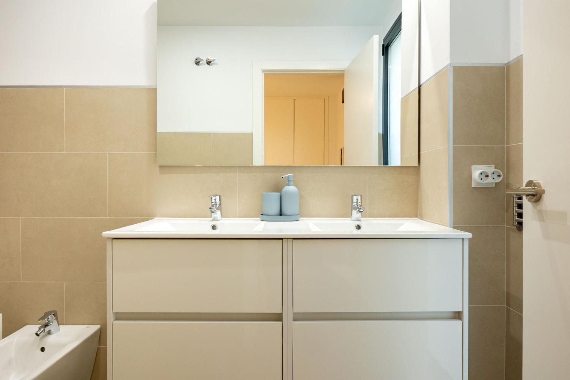 Charming 2 Bedroom By Torre Del Oro By Ocityzen Siviglia